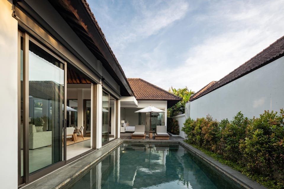 Property building, Day, Pool view, Swimming pool, sunbed