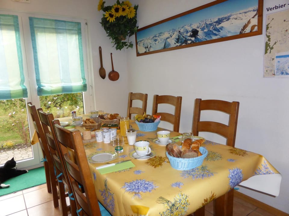 Dining area, Breakfast