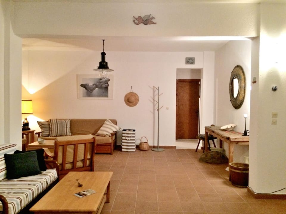 Communal lounge/ TV room