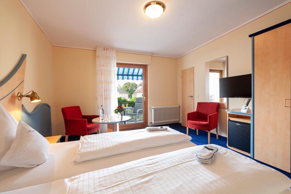 Bed, TV and multimedia, Photo of the whole room, Seating area, wardrobe