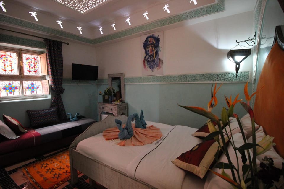 Bed, TV and multimedia, Photo of the whole room, Bedroom