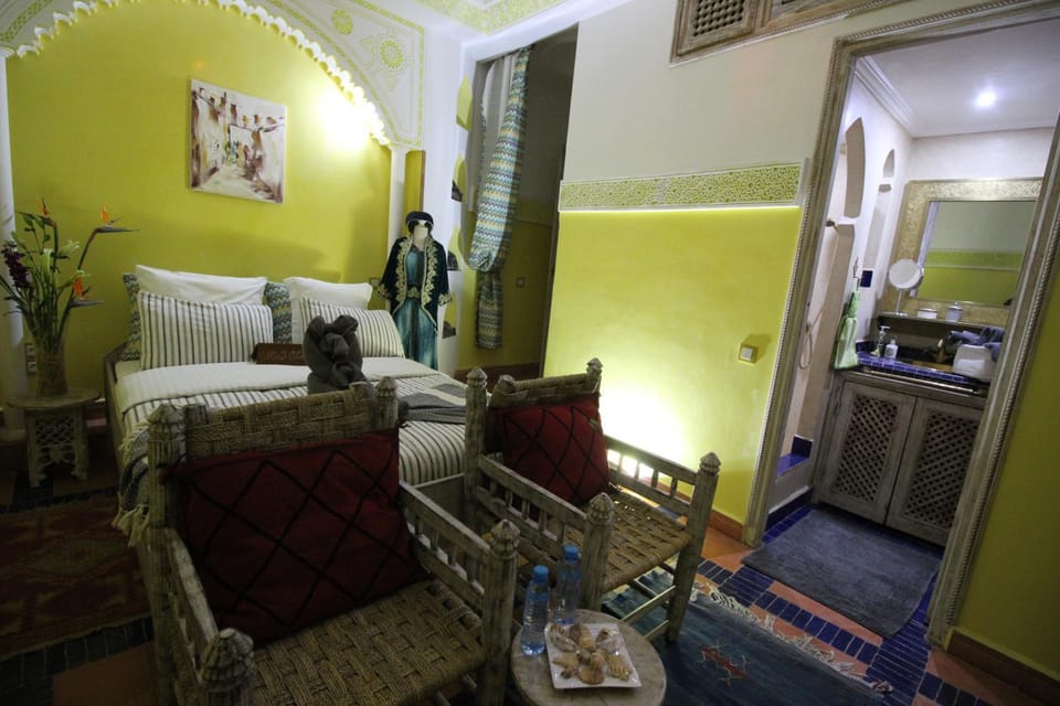 Bed, TV and multimedia, Living room, Photo of the whole room, Seating area, Bedroom
