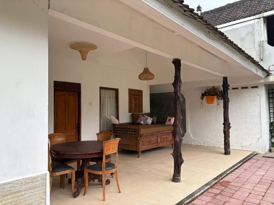 Property building, Patio, Balcony/Terrace, Dining area