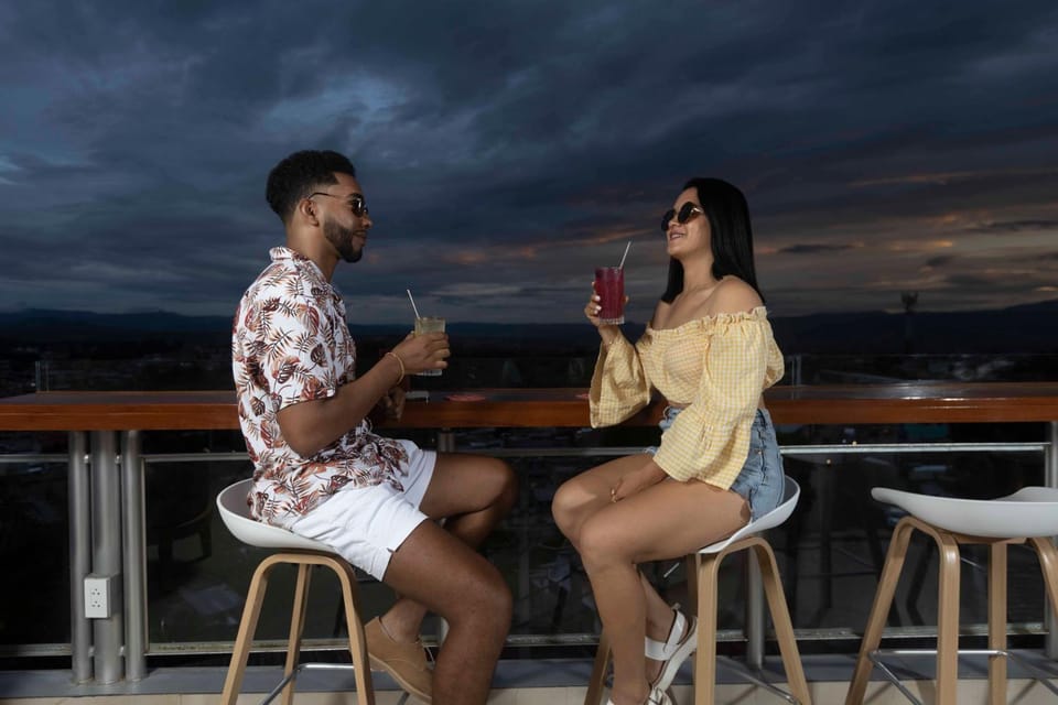 People, Balcony/Terrace, Food and drinks