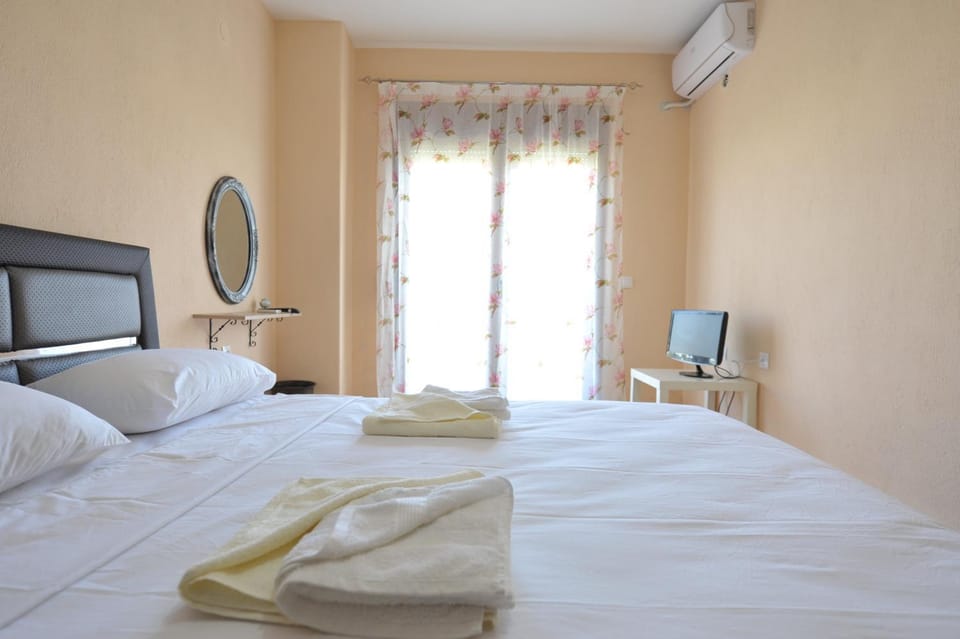 Bed, TV and multimedia, Photo of the whole room, Bedroom, towels, air conditioner