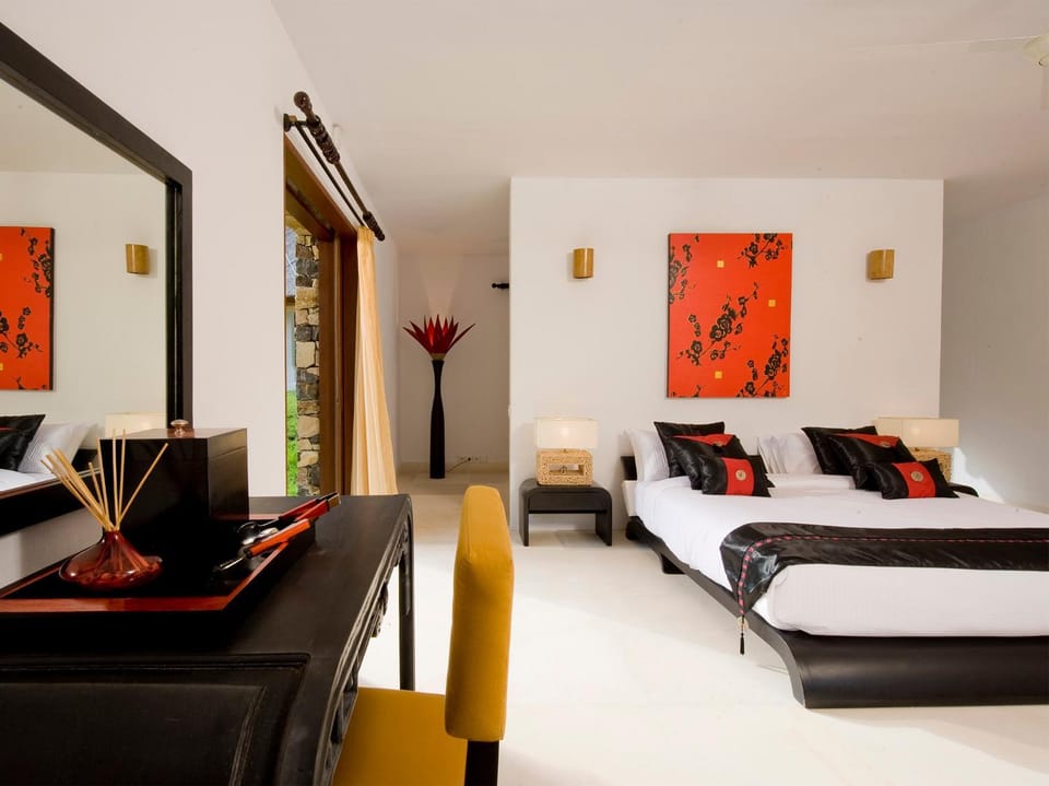 Bed, Seating area, Bedroom