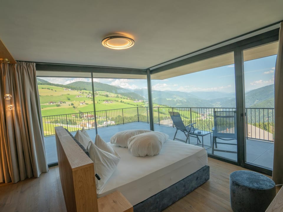 Natural landscape, View (from property/room), Balcony/Terrace, Bedroom, Mountain view
