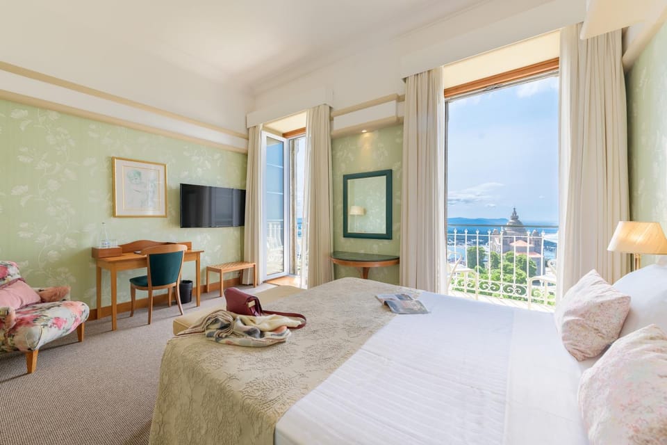 Photo of the whole room, Decorative detail, Bedroom