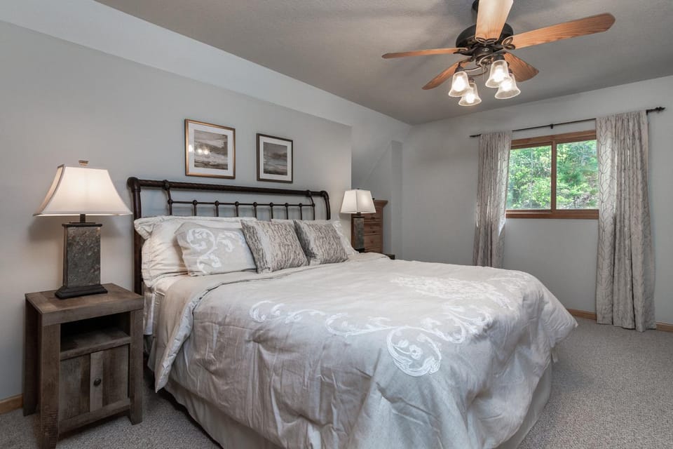 Bed, Photo of the whole room, Decorative detail