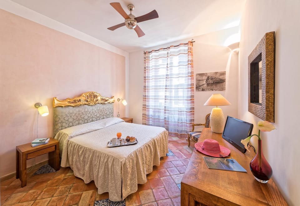 Library, Photo of the whole room, Decorative detail, Bedroom