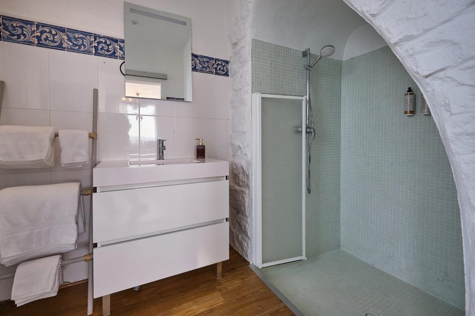 Bathroom, towels