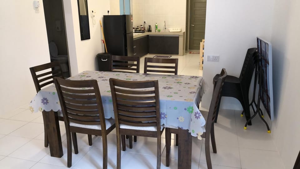Kitchen or kitchenette, Seating area, Dining area