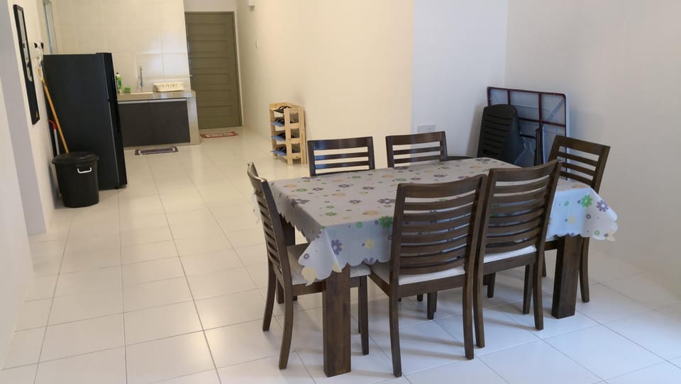 Kitchen or kitchenette, Seating area, Dining area