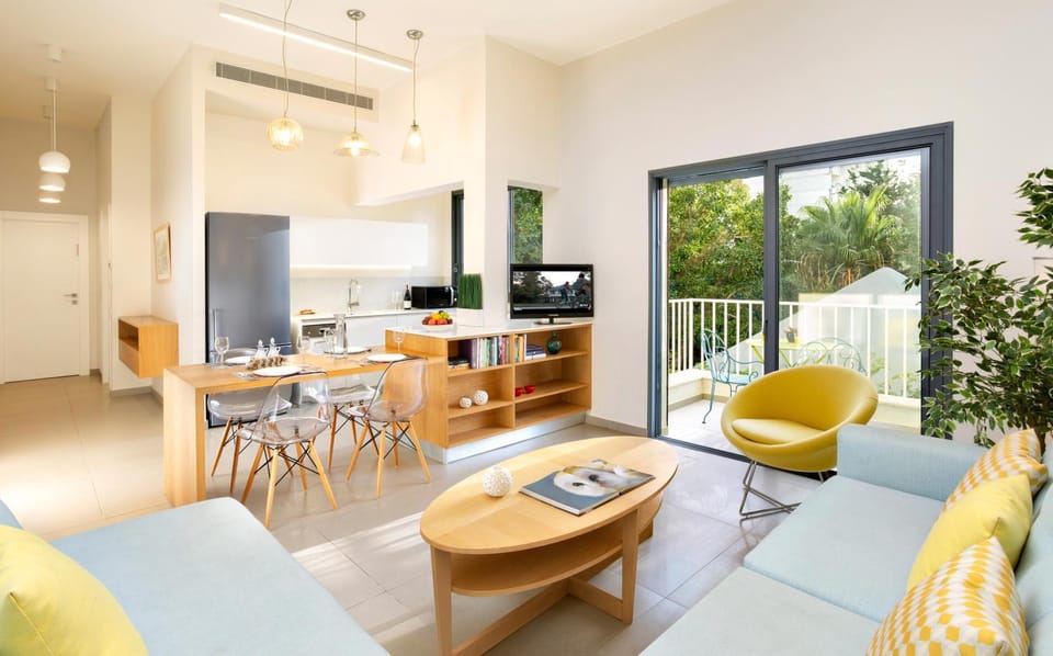 Kitchen or kitchenette, Living room, Seating area, Dining area
