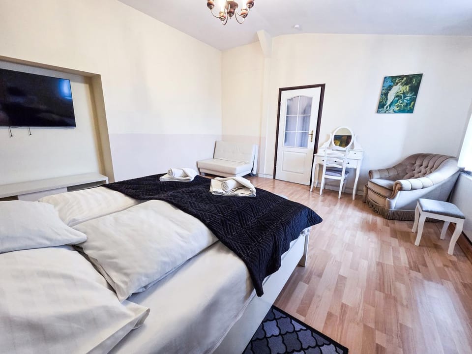 Bed, TV and multimedia, Photo of the whole room, Seating area, Bedroom