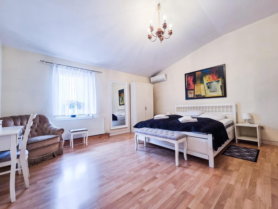 Bed, Photo of the whole room, Seating area, Bedroom