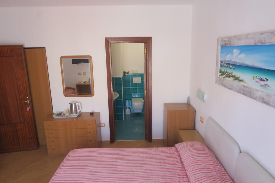 Bed, TV and multimedia, Photo of the whole room, Bedroom, wardrobe