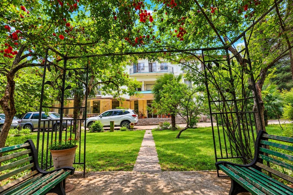 Property building, Spring, Day, Garden, Garden view, Location