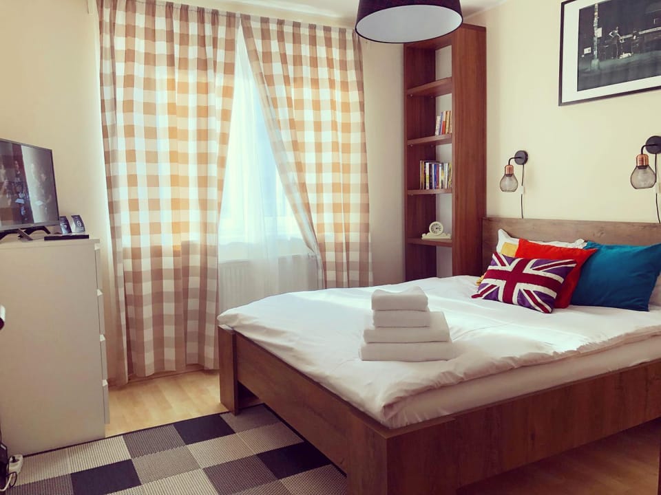 Bed, Bedroom, Garden view