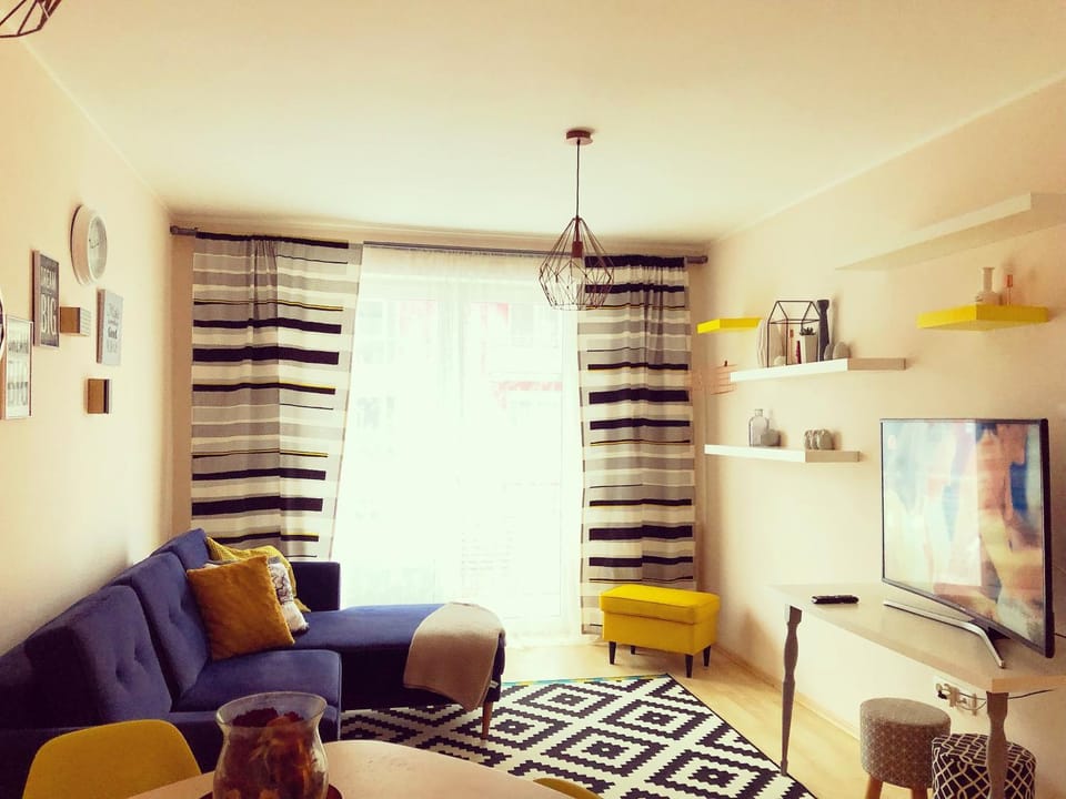 Bed, Living room, Dining area, Garden view, Mountain view