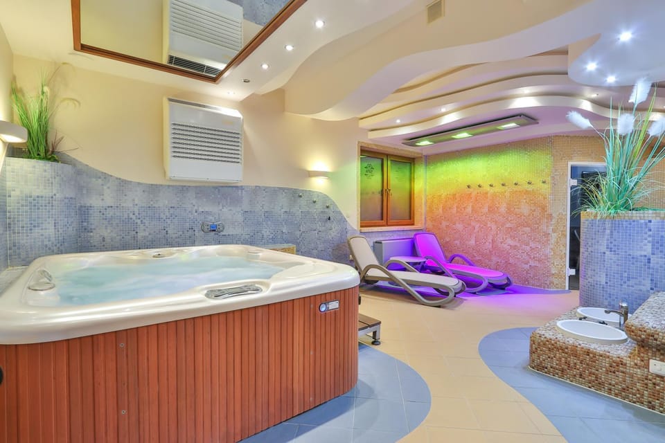 Massage, Sauna, Steam room, Spa and wellness centre/facilities