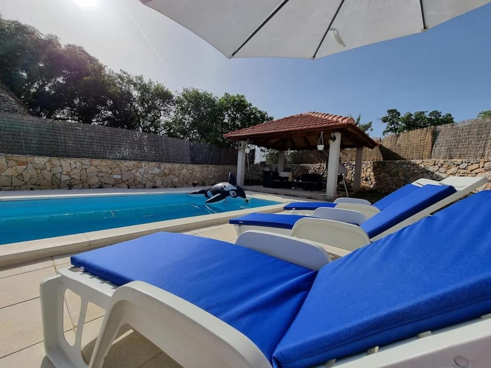 Swimming pool, sunbed