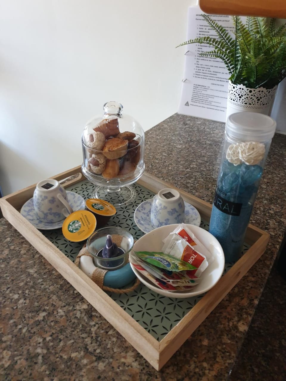 Coffee/tea facilities, Food and drinks, Food