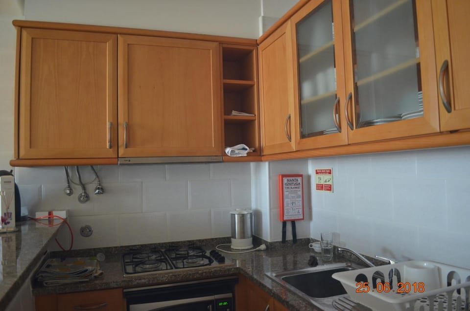Kitchen or kitchenette, minibar, stove, toaster