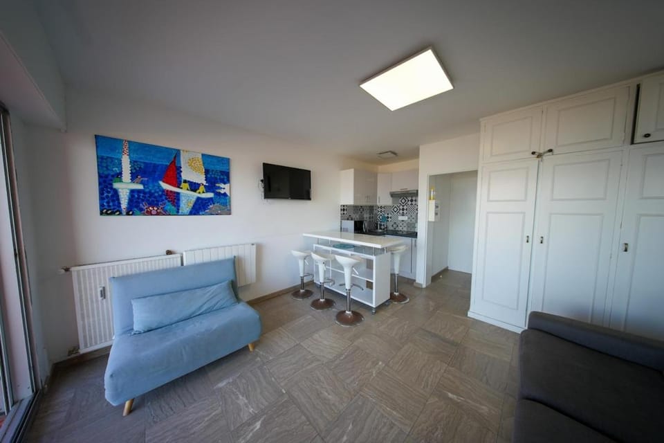 Kitchen or kitchenette, Living room, Dining area, minibar, stove