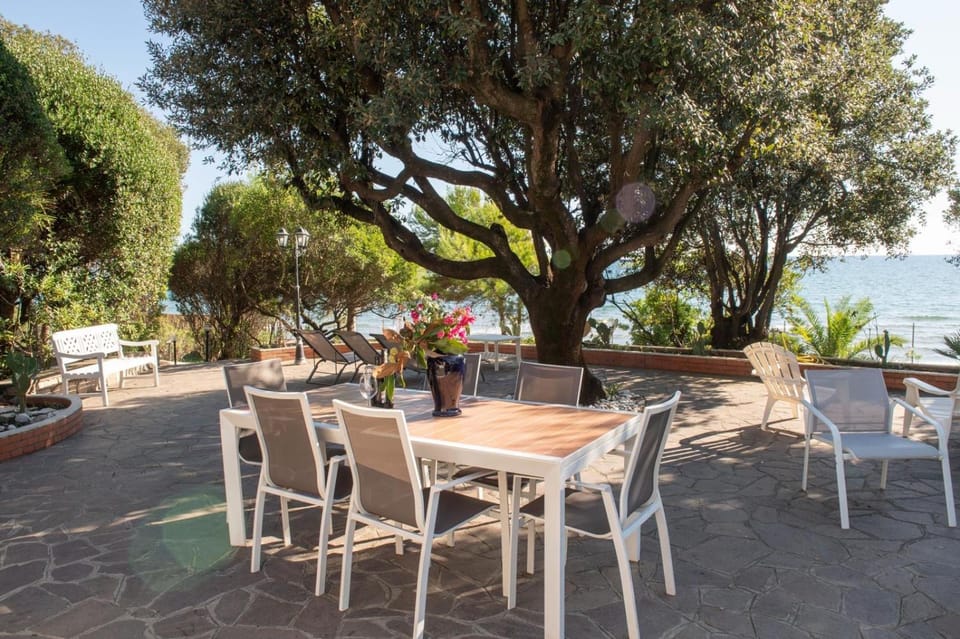 Villa GREG stupenda casa sulla spiaggia con accesso diretto al mare Villa in Lazio