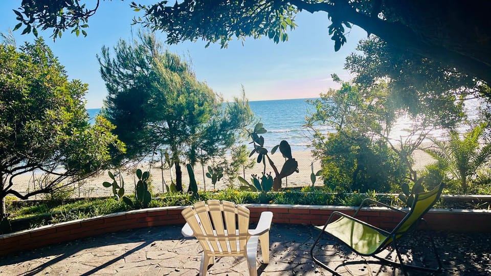 Villa GREG stupenda casa sulla spiaggia con accesso diretto al mare Villa in Lazio