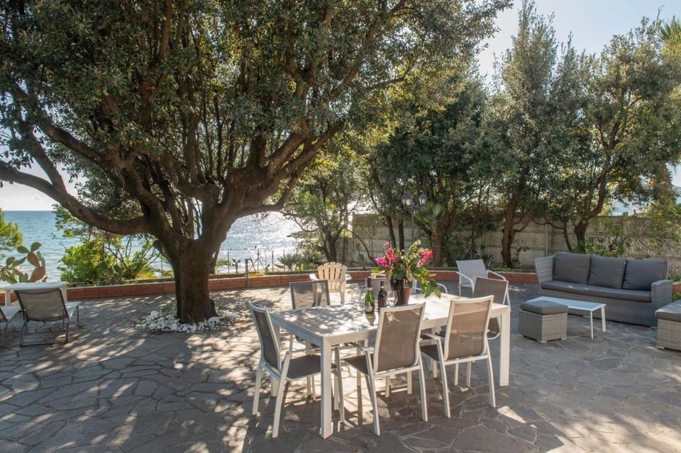 Villa GREG stupenda casa sulla spiaggia con accesso diretto al mare Villa in Lazio