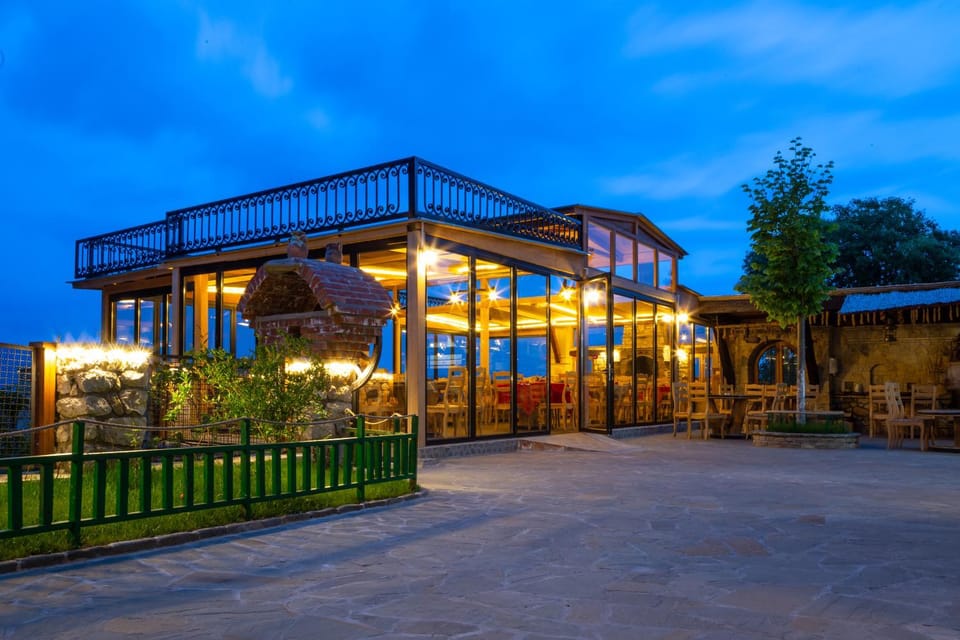 Restaurant/places to eat, Balcony/Terrace, Dining area