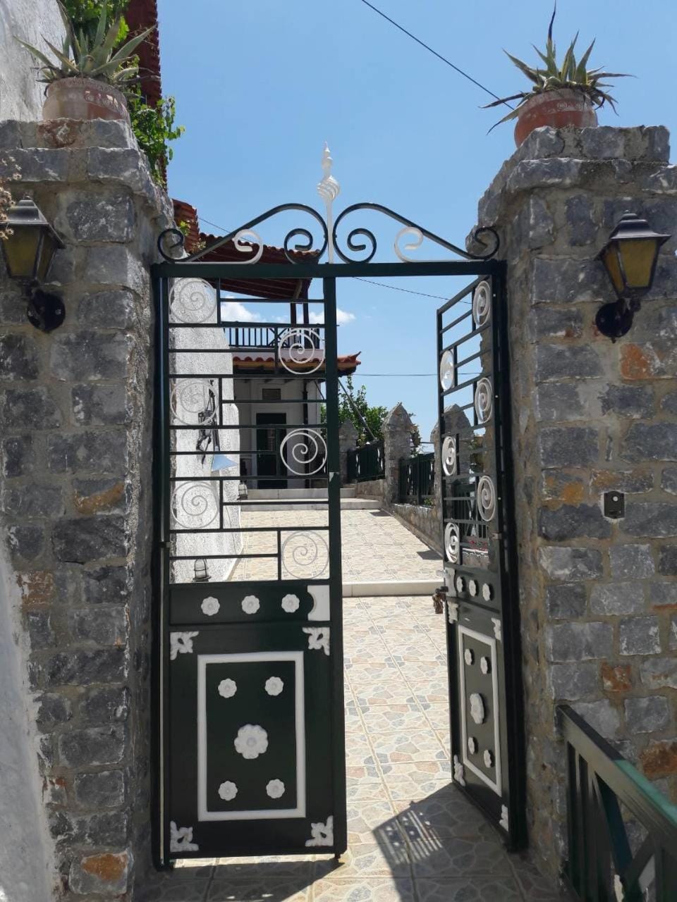 Facade/entrance