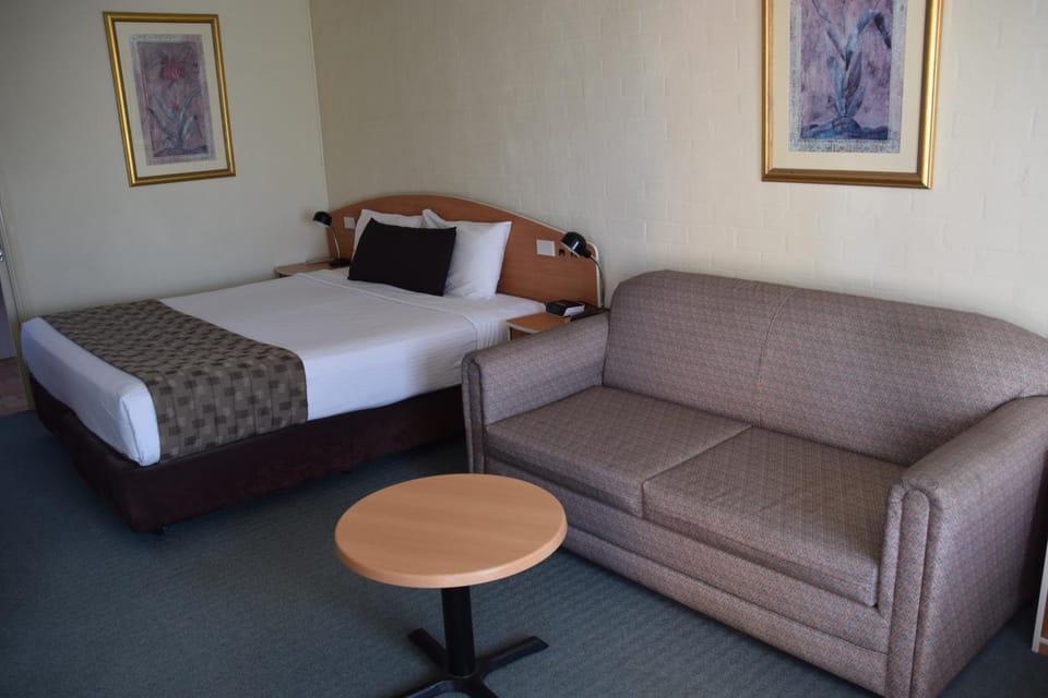 Bed, Seating area
