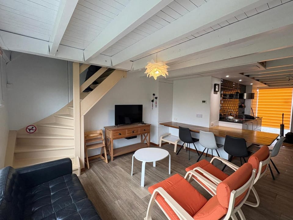 TV and multimedia, Seating area, Dining area