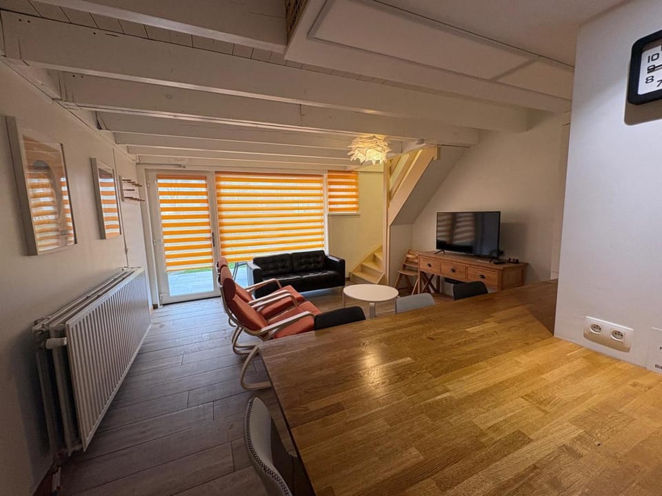 TV and multimedia, Seating area, Dining area, internet