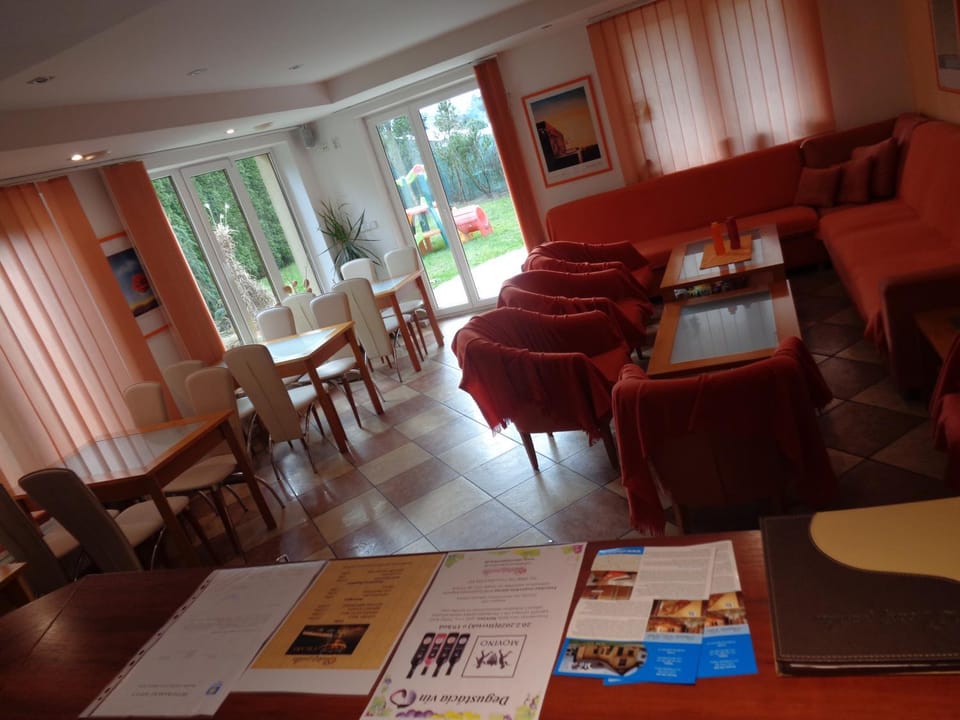 Communal lounge/ TV room, TV and multimedia, Living room, Seating area