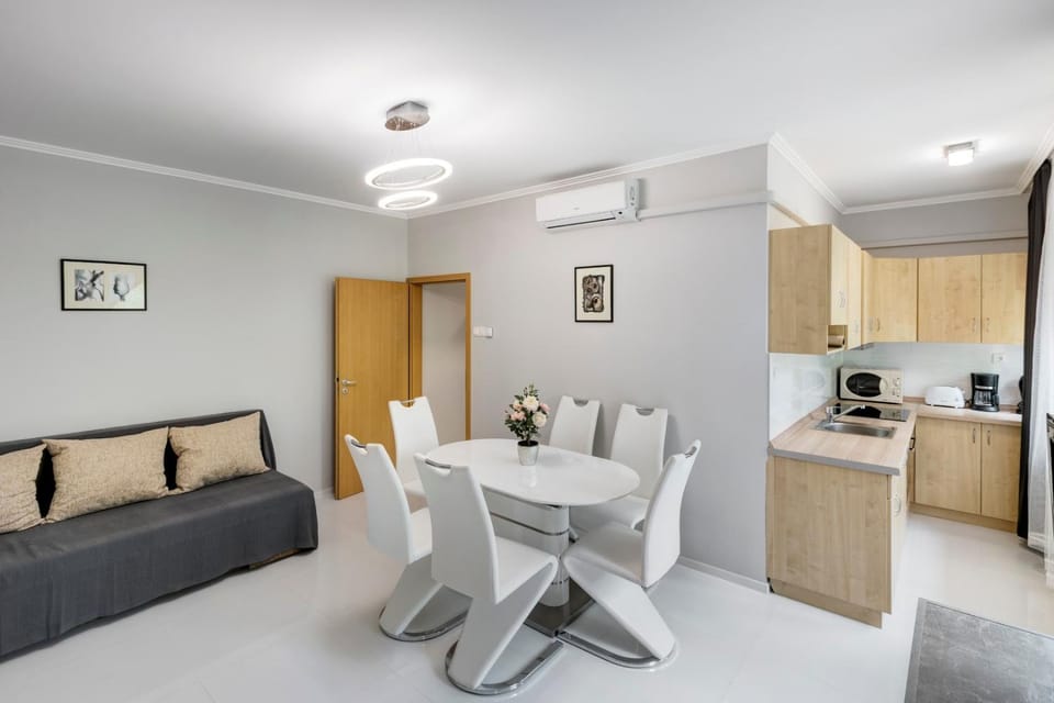Kitchen or kitchenette, Living room, Seating area, Dining area