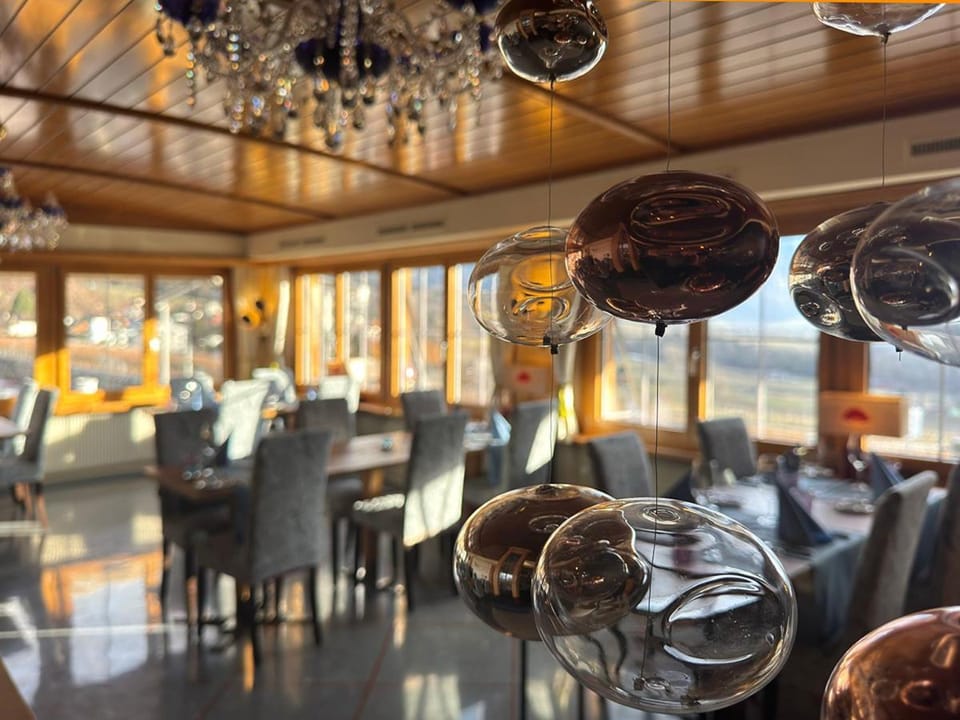 Restaurant/places to eat, Banquet/Function facilities, Seating area