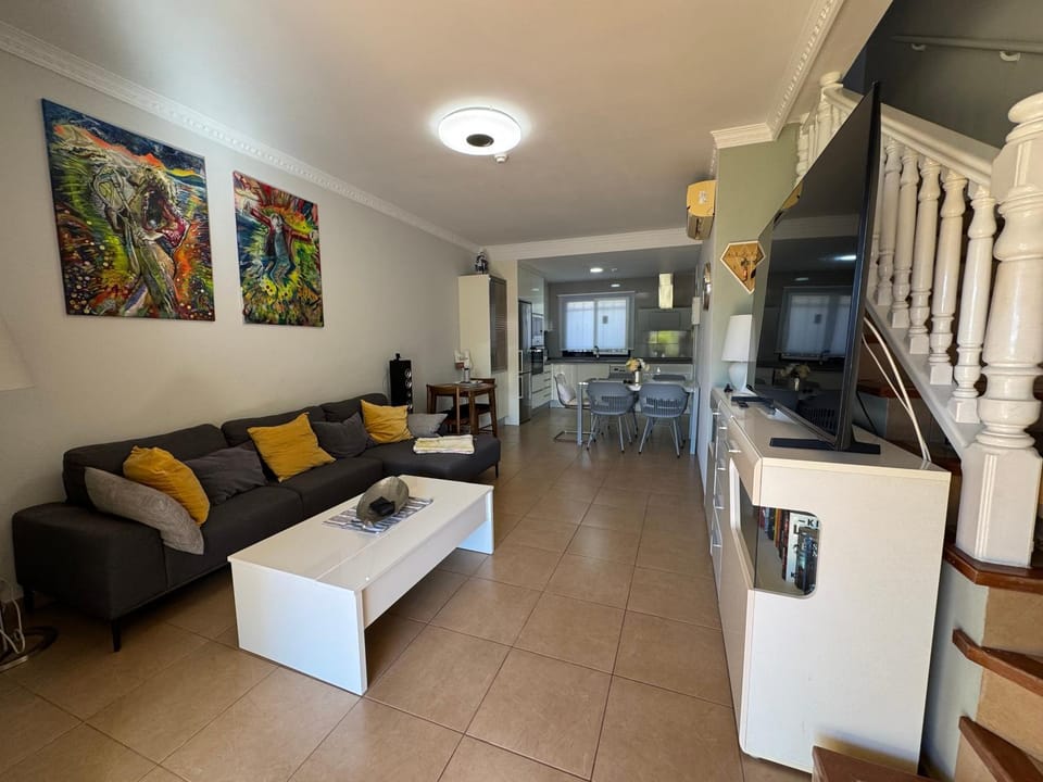 TV and multimedia, Living room, Seating area, Food, kitchen