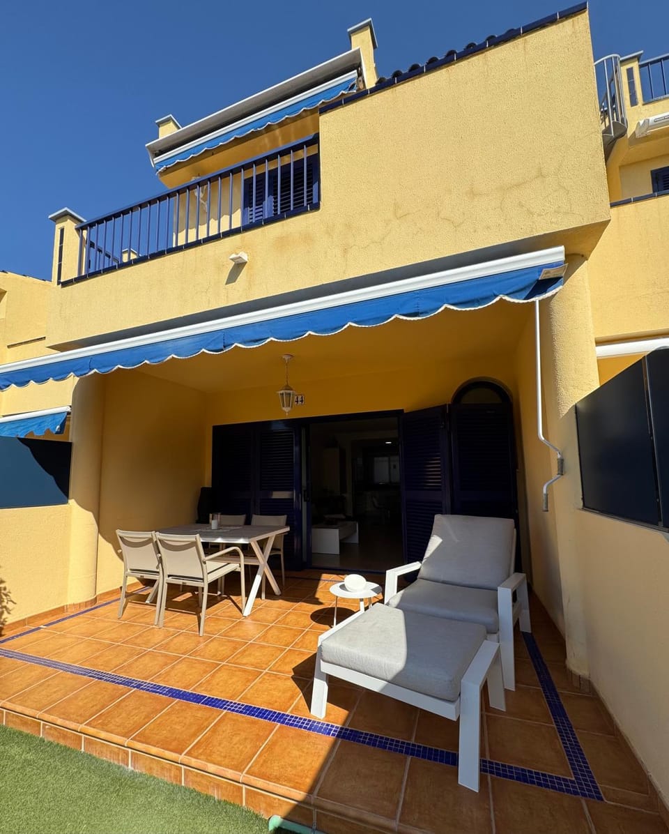 Property building, Balcony/Terrace, Dining area, Food, Breakfast, Lunch, Dinner, sunbed