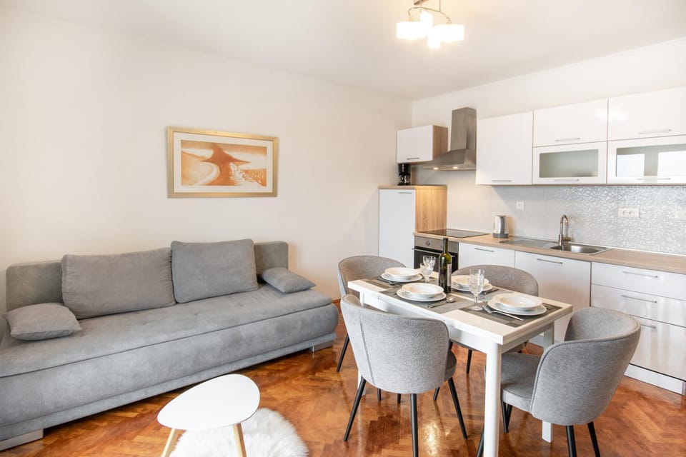 Living room, Seating area, Dining area, pet friendly, stove