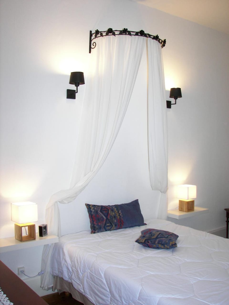 Photo of the whole room, Garden view