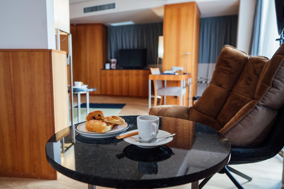 Coffee/tea facilities, room service