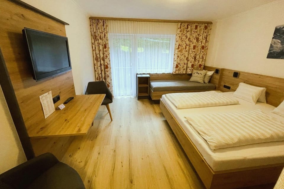 Bed, TV and multimedia, Living room, Photo of the whole room, Seating area, Bedroom