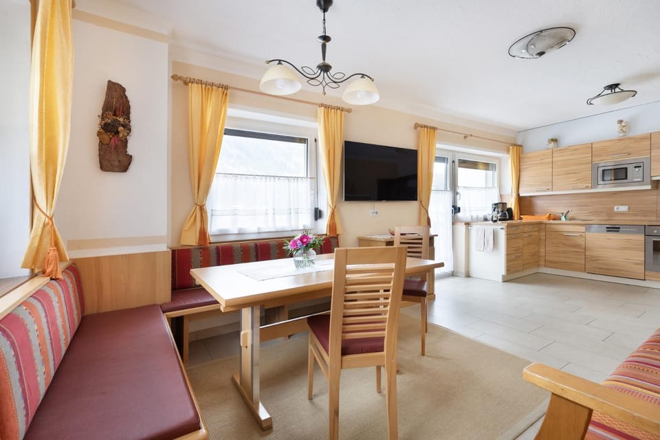 Communal lounge/ TV room, TV and multimedia, Kitchen or kitchenette, Living room, Seating area, Dining area, minibar, oven, pet friendly, stove