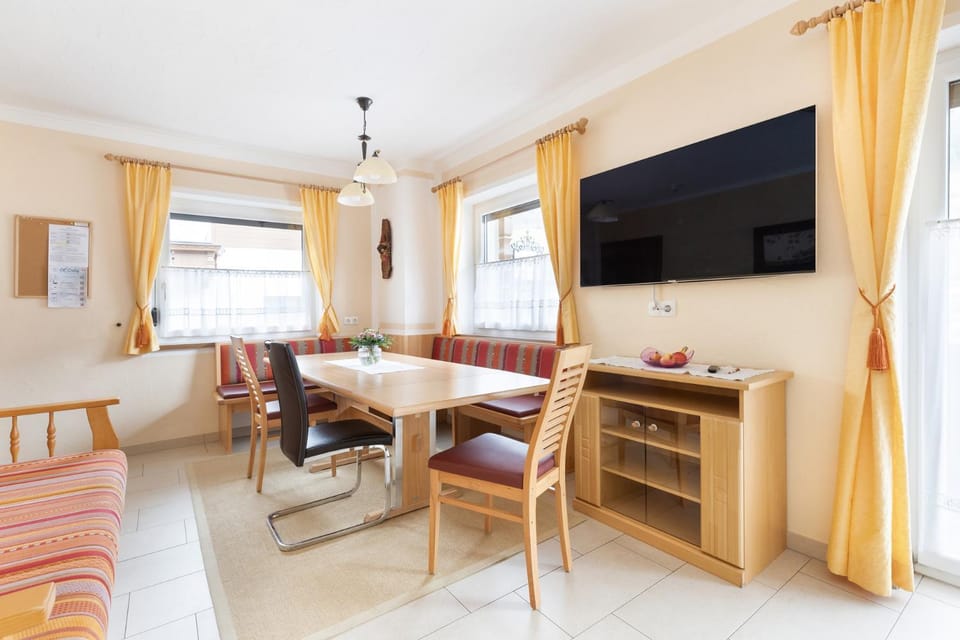 Communal lounge/ TV room, TV and multimedia, Living room, Seating area, Dining area
