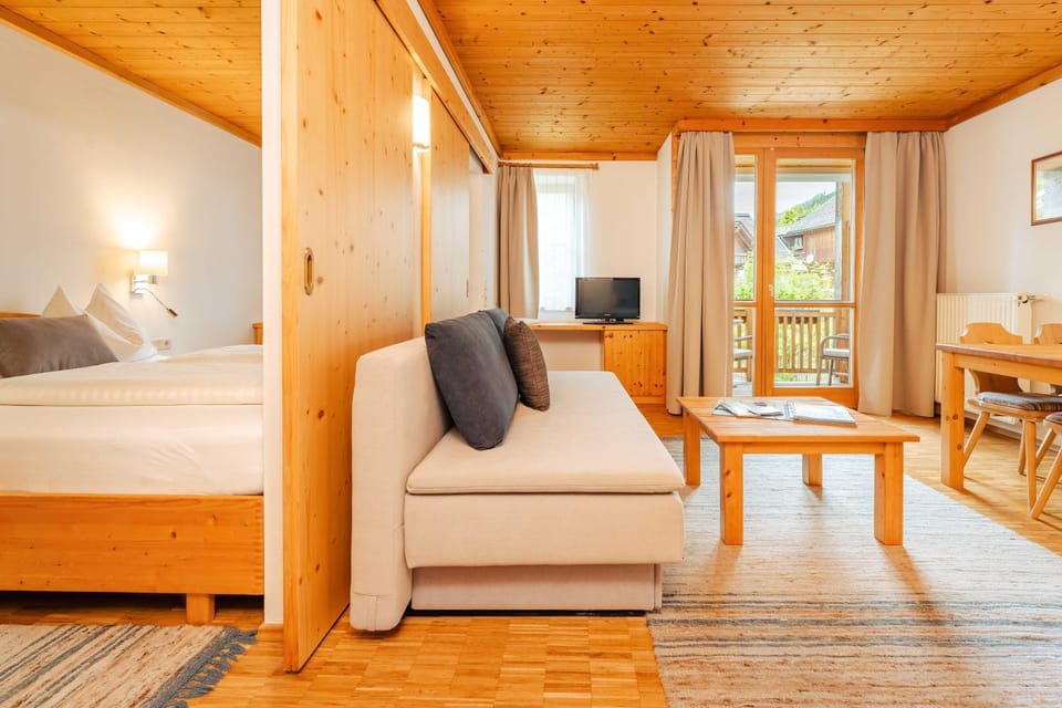 Communal lounge/ TV room, Bed, TV and multimedia, Living room, Photo of the whole room, Seating area, Dining area, Bedroom