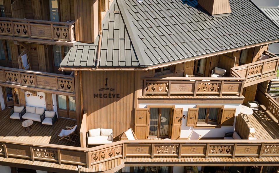 Property building, Day, Balcony/Terrace